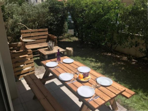 Appartement en rez-de-jardin à 100m de la plage avec terrasse et parking - FR-1-413-107